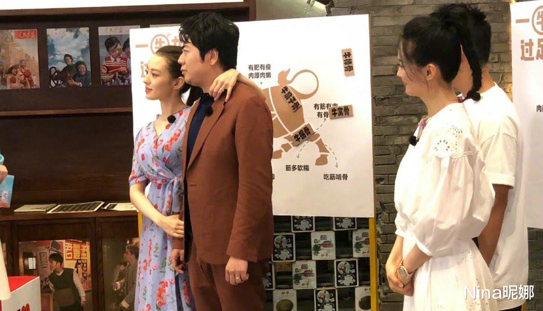 Nina昵娜|吉娜郎朗录综艺被偷拍，穿印花裙粉丝随拍无死角，搭老公肩好幸福看酸众人