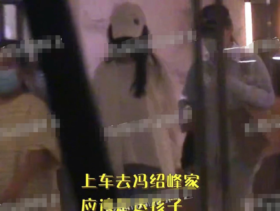 一街拍|赵丽颖带儿子逛商场,母子穿亲子装,温馨互动太有爱