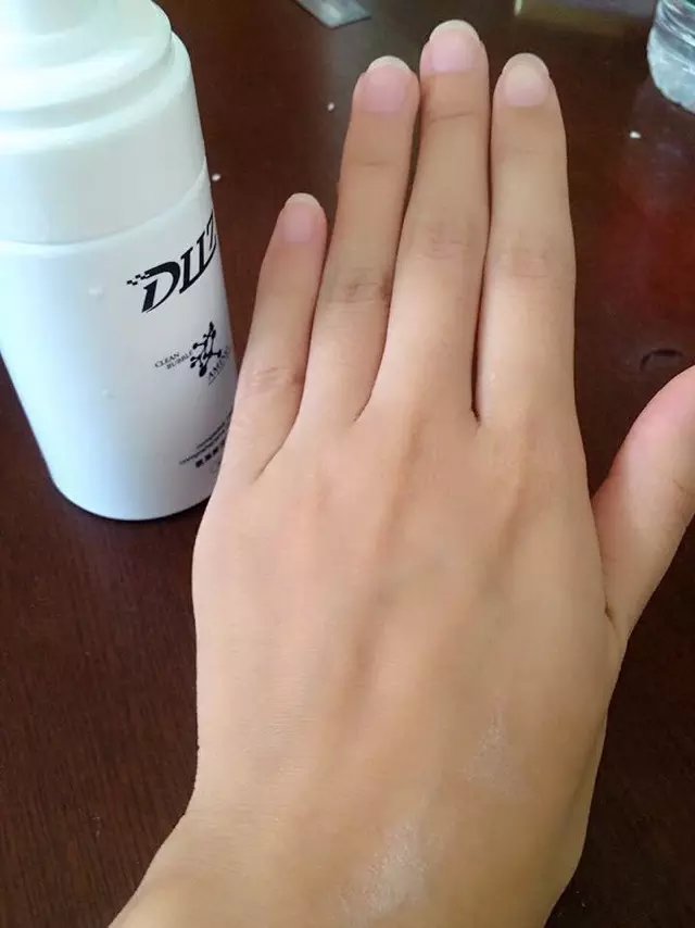 口红 氨基酸洗面奶可以去除黑头吗，氨基酸洗面奶可以清洁黑头吗