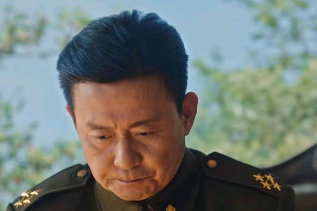 恒哥超级奶爸|影版《大决战》细节硬伤：军衔、勋表不合史实，56冲现身淮海战场