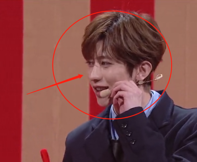 王一博|王一博蔡徐坤同框，生图颜值十分青涩，站一起有人身高撒谎了