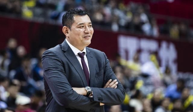 炄锌说 昔日当家球星回归，功勋教练离职，赞助商更换，山东男篮怎么了？