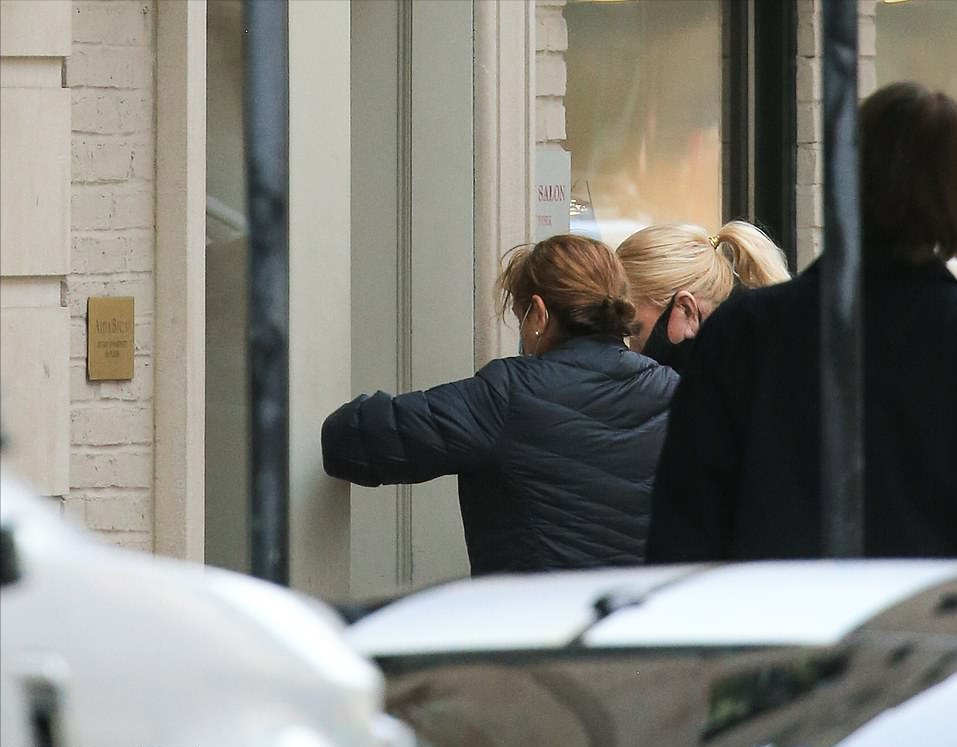 发型 特朗普72岁原配首次换发型!扎着马尾也贵气,挽着儿子亮相好虚弱