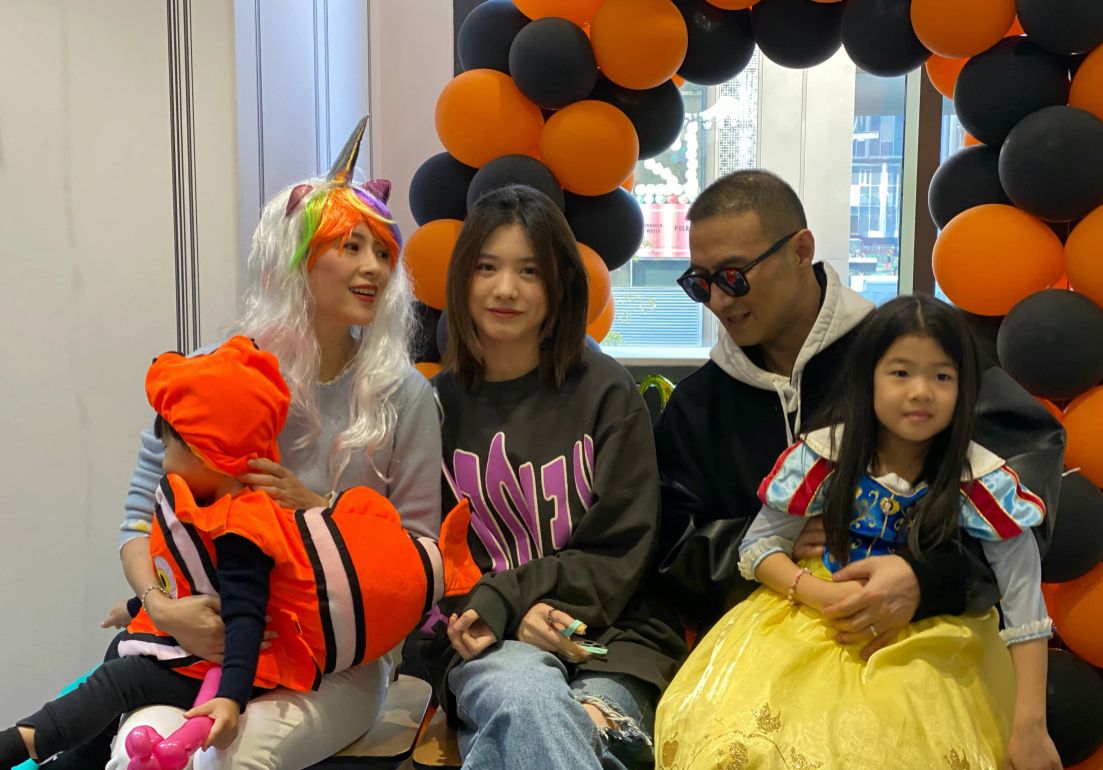 章子怡|章子怡继女越长越美，穿卫衣配牛仔裤气质真好，这颜值可以出道了