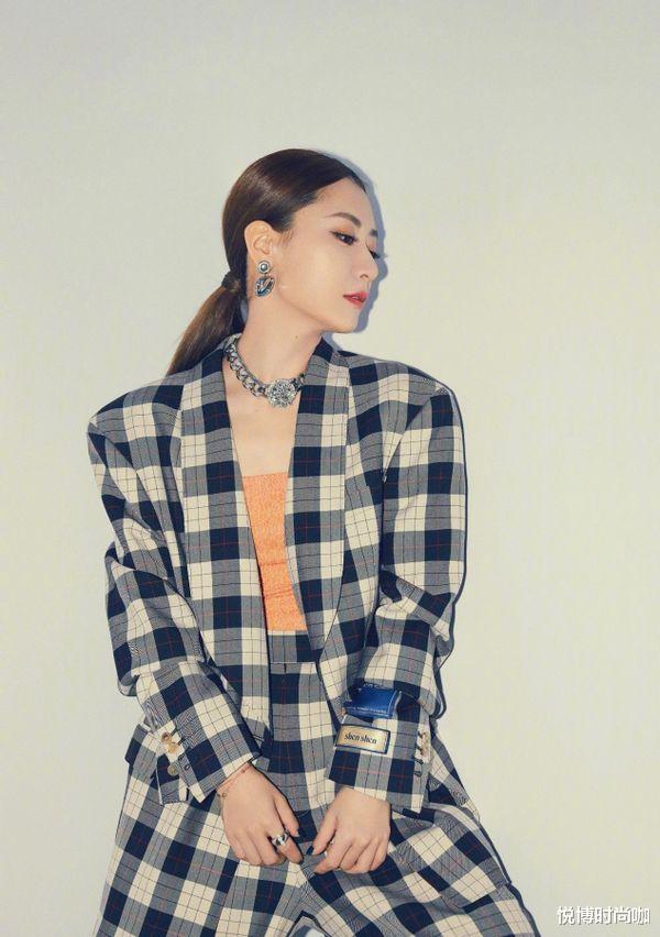 酸奶|白冰衣品可盐可甜，格纹西装帅气俏皮，发型一般人hold不住