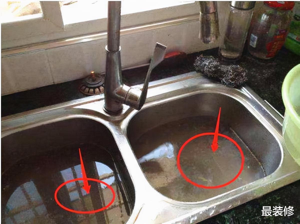 下水道堵了还用热水冲？老师傅教你几招，快速疏通没异味！