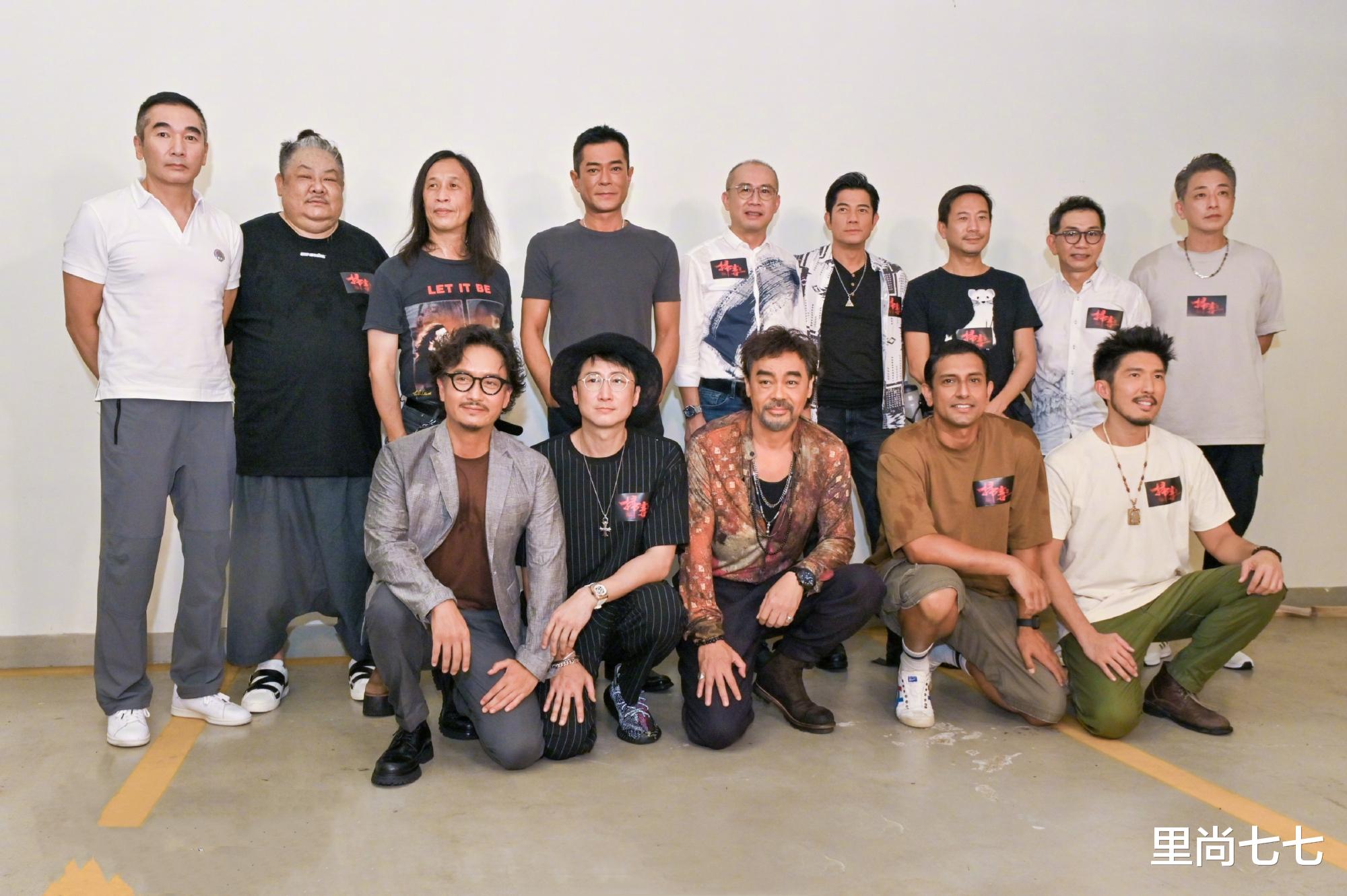 郭富城|三位影帝再聚首！刘青云烫蛋卷头变大叔，同框郭富城父子感太浓烈