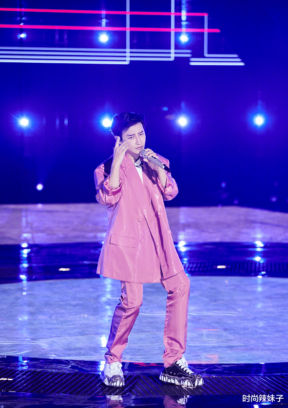 陈志朋|陈志朋减肥式整容，50岁穿西装配鸳鸯鞋，我却被他的电棍腿吸引了