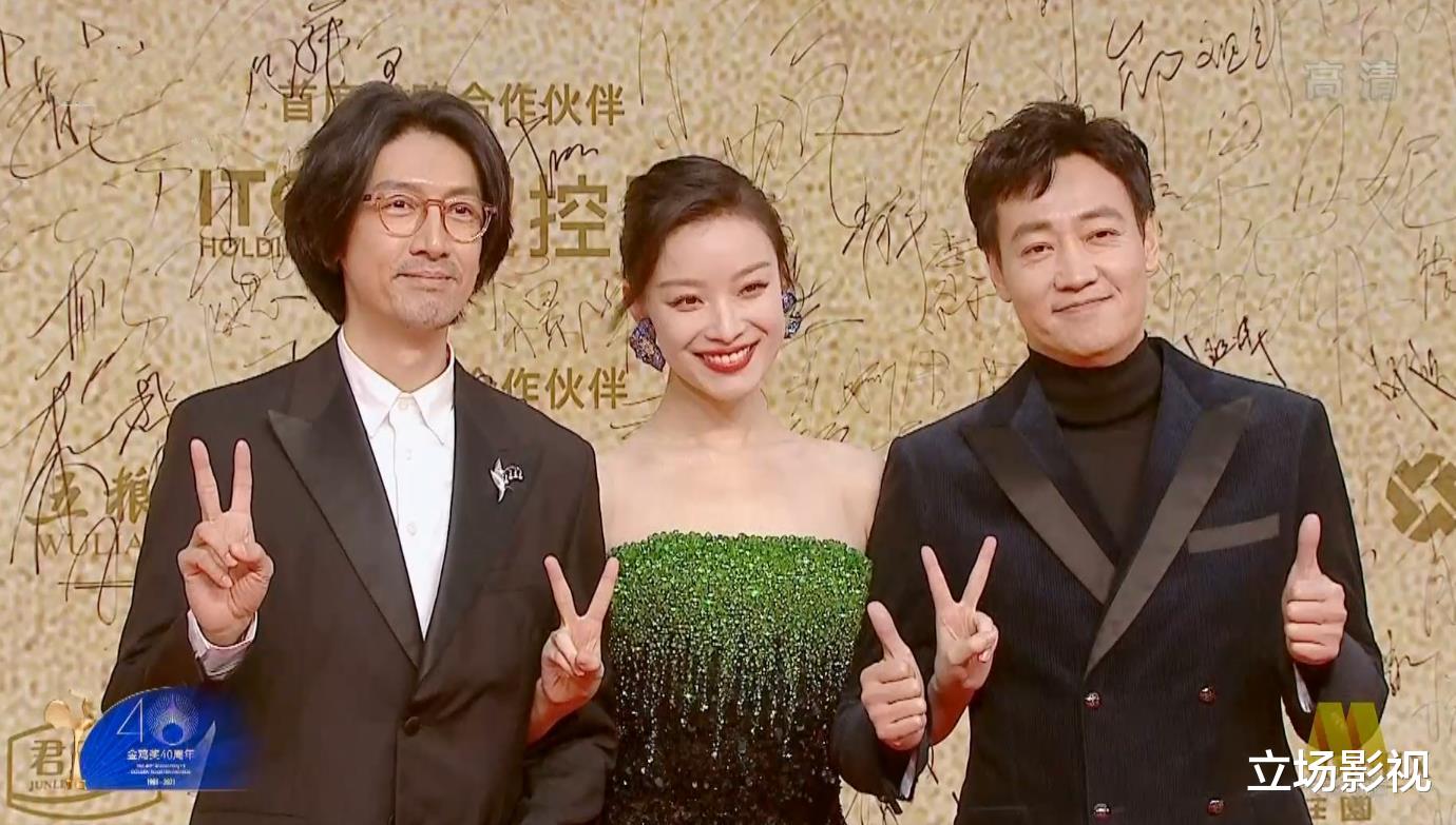 张译|34届金鸡红毯，张译紧张到搓衣角，青年演员蹲下为陈道明“让镜”