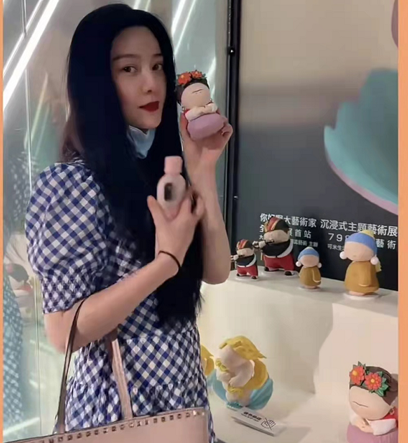 时尚风行派|39岁范冰冰真是爱扮嫩！穿格纹裙逛街跟路人没差别，巨星风采不再