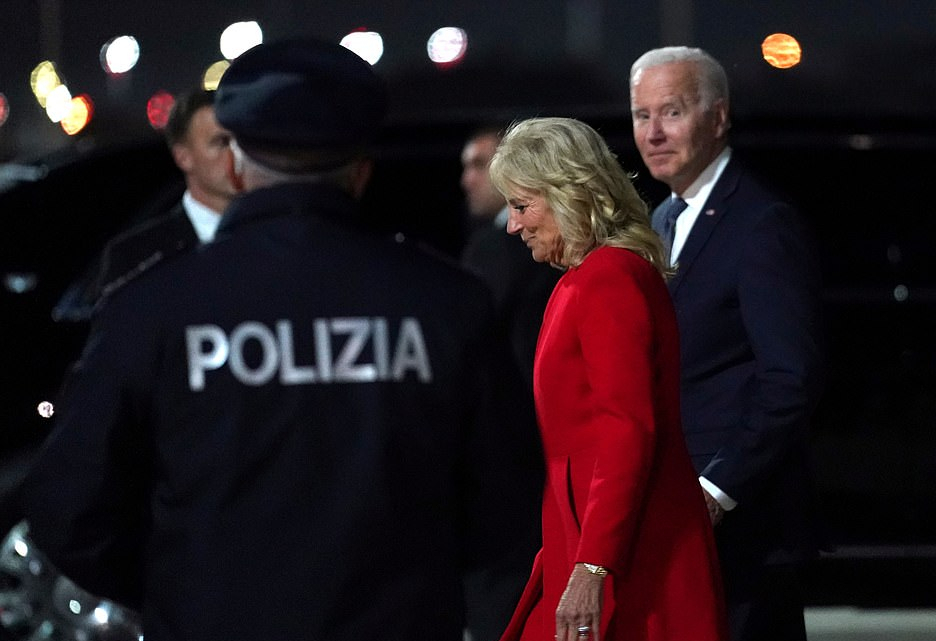 全球时尚风行 70岁美国第一夫人闪耀罗马!一身红色好惊艳,穿红色高跟鞋秀美腿