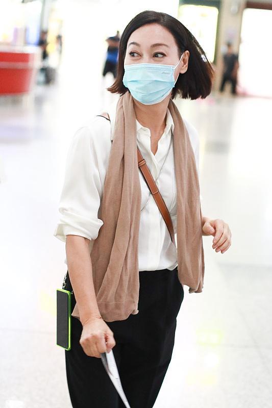 BiuVogue|惠英红穿国产短袖出门，低调搭配更高级，怪不得路人缘这么好