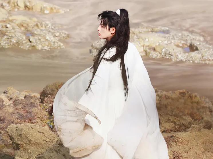 花匠小美|《吉星高照》在拍，花城水师扮相越发顺眼，翟潇闻用心改善仪态