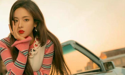 杨超越|杨超越回老家农村吃席被拍 网友：躲在角落社恐星人我本人