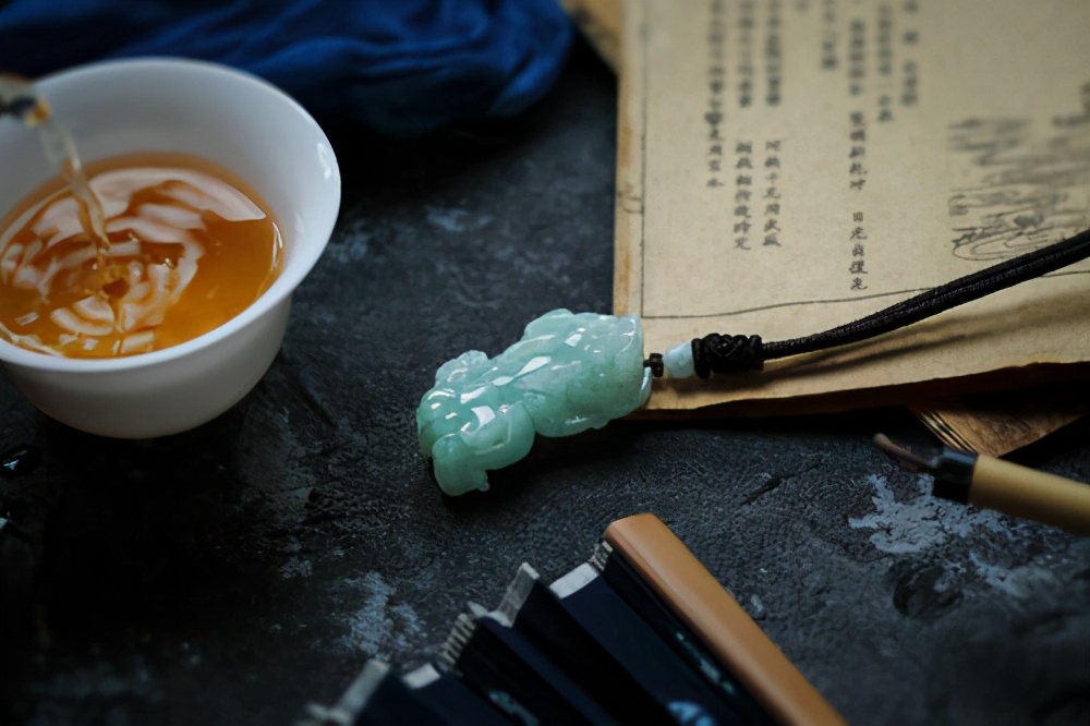 翡翠|适合五十岁以上中老年男士的翡翠有哪些，这些物美价廉的款别错过