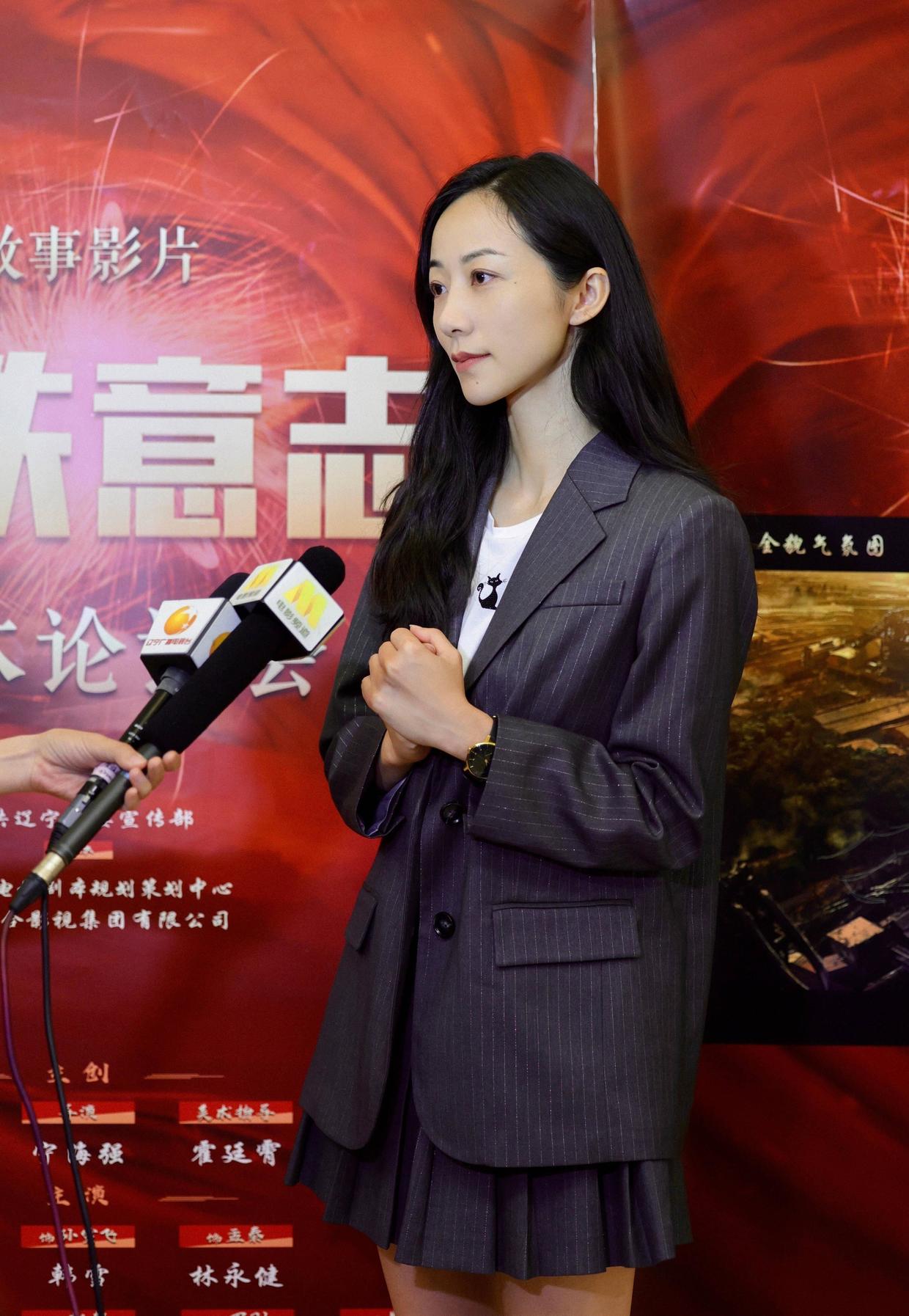 何有强|韩雪的机场穿搭真洋气，一件无袖背心搭配五分裤，细腰长腿绝了！