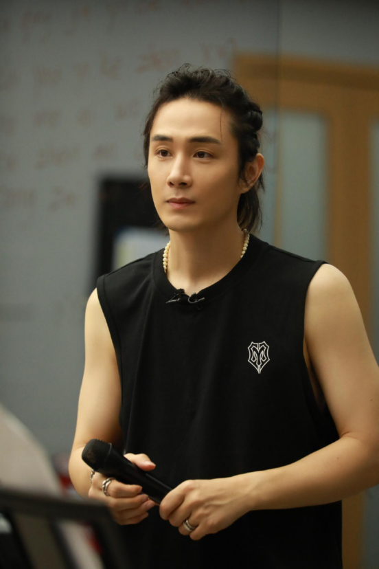 BiuFashion|靠安以轩拿资源的李承铉如今翻红，穿搭时尚有个性，综艺圈粉无数