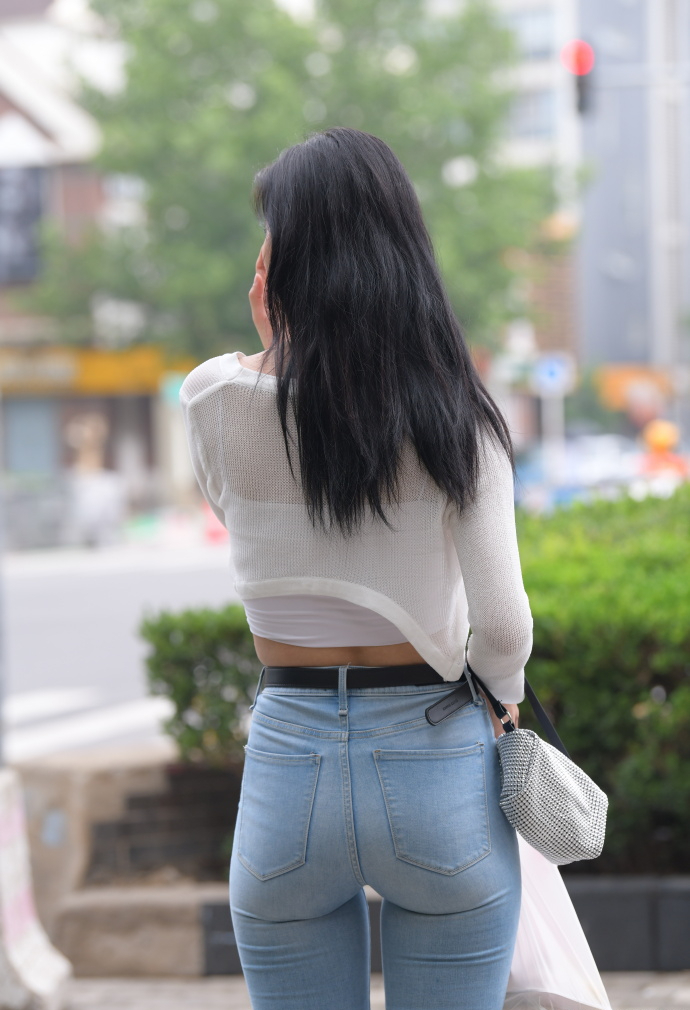 坎叔说时尚 休闲时尚的“辣妹”穿搭，吊带搭配紧身裤，日常又不失“性感”！