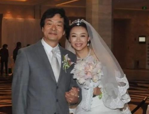 |濮存昕的闺女结婚。他给女儿一张卡：这里有50万，办婚宴用