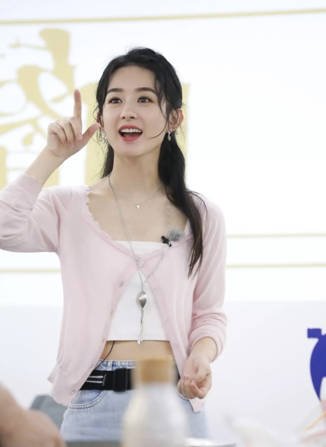 赵丽颖|赵丽颖离婚后落寞现身，和助理走机场忙工作，不要爱情要做女强人