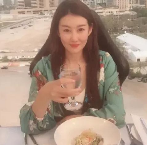 王宝强|王宝强又有新恋情了？女子晒出亲密合照，还配上暧昧文案！