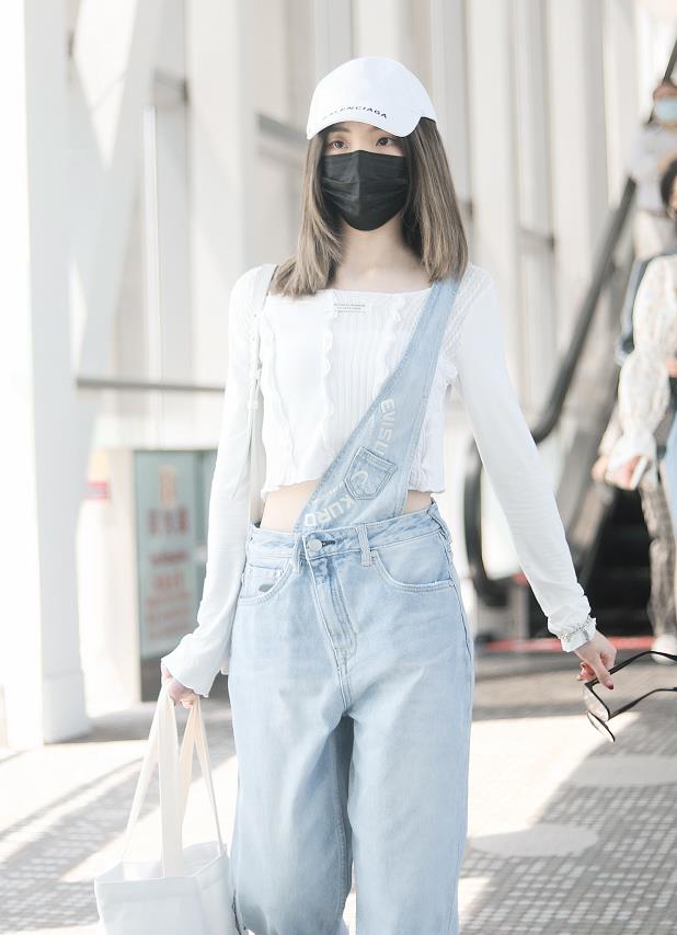 郑乃馨|郑乃馨为证明自己是“腰精”，穿炫腹装走机场，直男看了都躁动