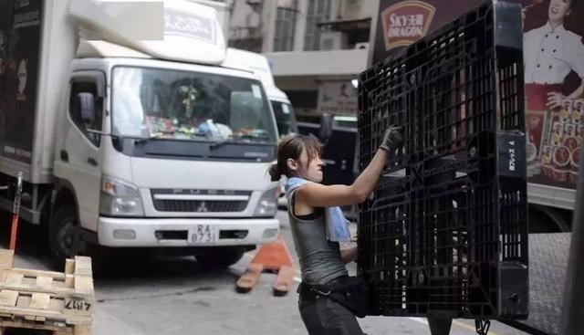 50袋水泥搬上5楼,业主出300元遭农民工拒绝?真是“不差钱”吗?