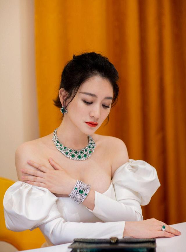 孟非|组图：李小冉写真照，性感饱满，令人怜爱！