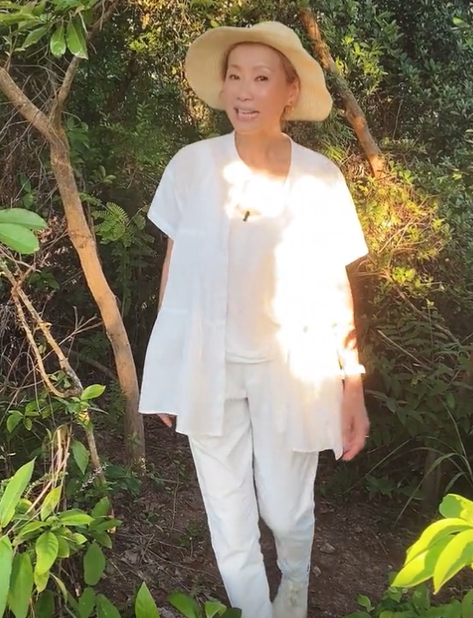 叶童|58岁叶童状态大回升！穿休闲风好悠闲自得，戴草帽遮发际线太时髦