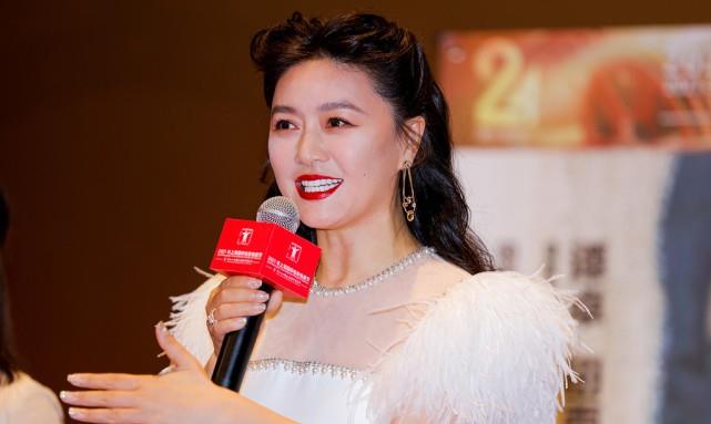 肖战|田海蓉的无滤镜生图好美，虽然脸看着太白了，但“犄角头”挺个性