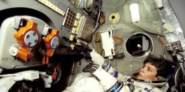 诺贝尔化学奖 在怕什么？杨利伟进入太空为何要带把手枪？苏联教训历历在目