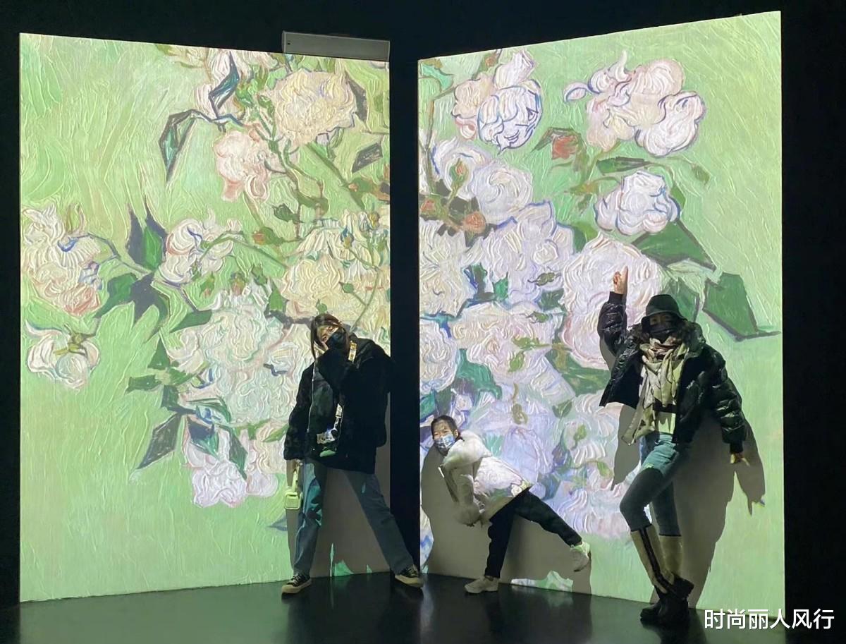 时尚丽人风行 章子怡基因真输了！小苹果穿卫衣看画展，颜值气质都败给姐姐