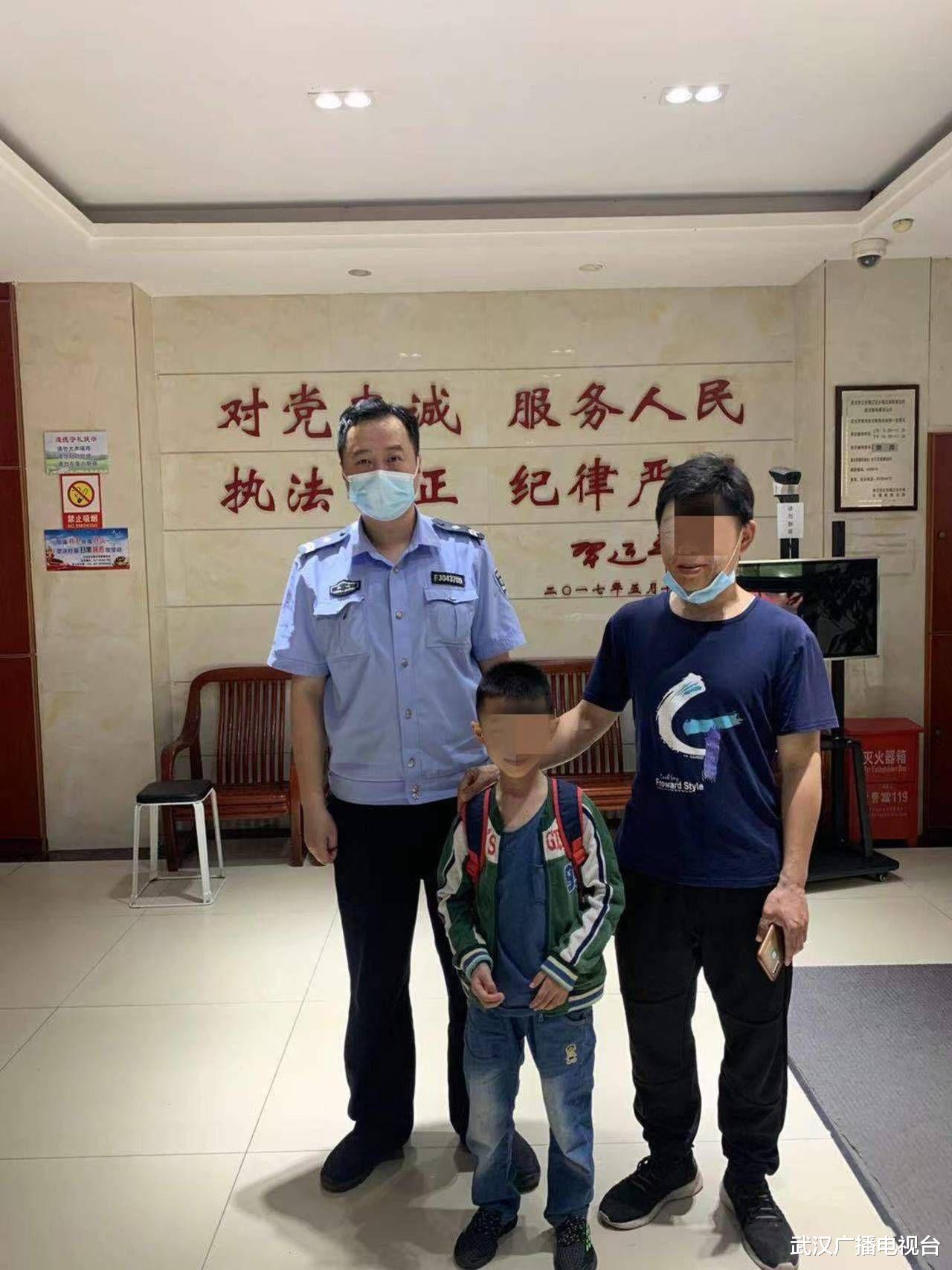 武汉广播电视台 太粗心！快递爸爸将娃“递”错幼儿园，幸有细心女警找到娃妈妈