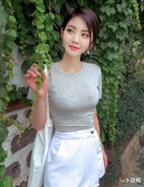 发型|清纯女神，浅灰色收腰衣凸显妙曼身姿，配合A字型短裙，清新脱俗