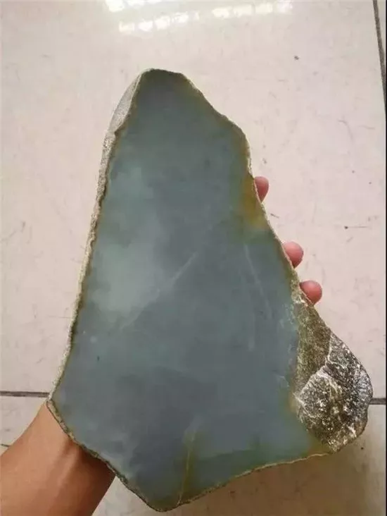 翡翠|打灯不见色的翡翠原石，货主拿下，意外掏出6件精品！