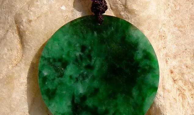 翡翠|机雕新工艺的出现，减少了翡翠废料的浪费，也让其拥有了价值