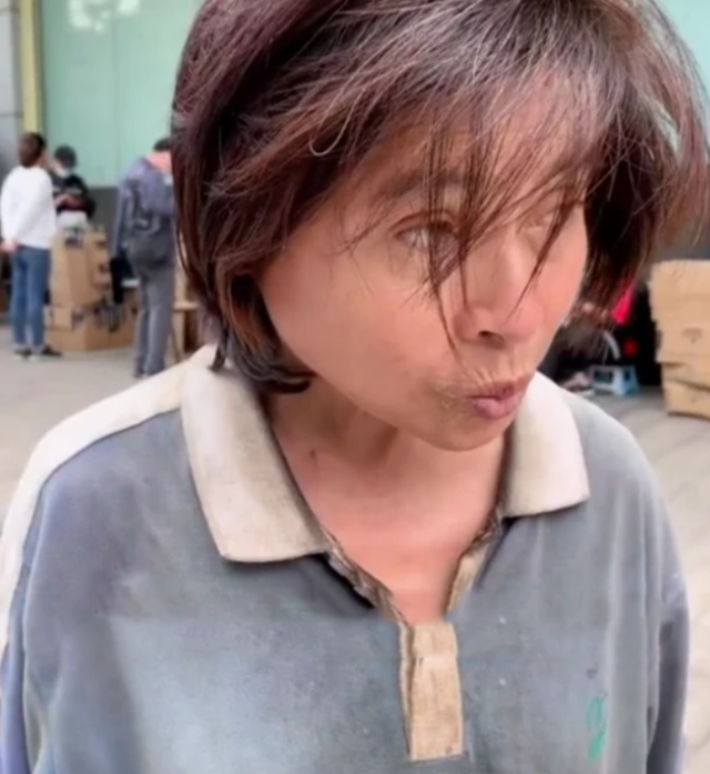 深圳一风韵犹存流浪女流落街头,知情人称其儿子溺亡后,遭丈夫抛弃!