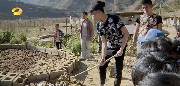 李勒优|有妈有哥有爱有前途，被《变形计》改变的，孤苦女孩李勒优的命运