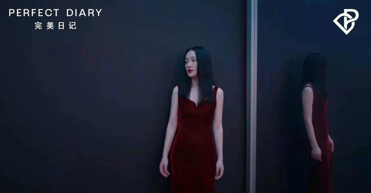 周迅|完美日记眼光真绝！新广告周迅颜值开挂，穿大红裙跟刘昊然配一脸