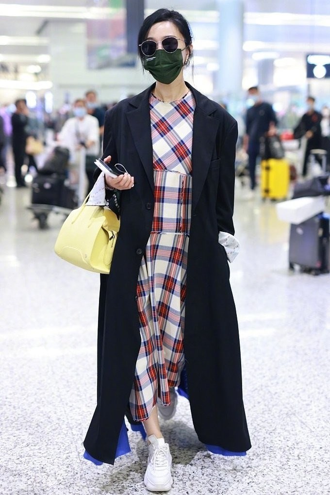 八只爪的猫 范冰冰罕见变“小女人”,穿粉色大衣不算啥,妆容也又纯又欲