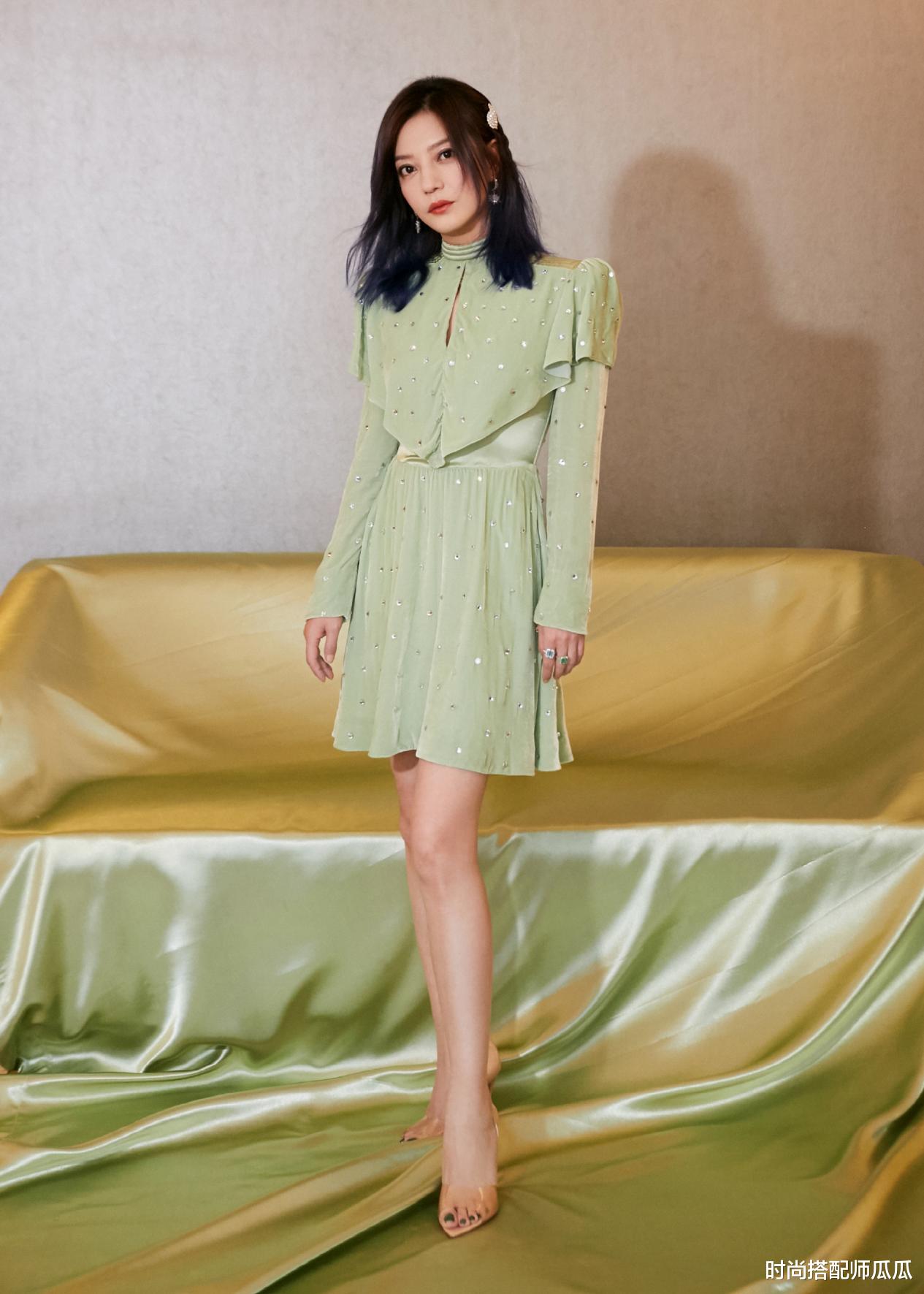 时尚搭配师瓜瓜|?赵薇扮成“叛逆少女”,染“电光蓝发”还玩下衣失踪,别说还挺酷
