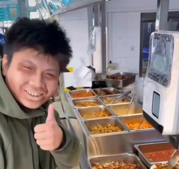 大学生化“食堂虚弱妆”去打饭,此举动惊动禁毒警方,引发热议