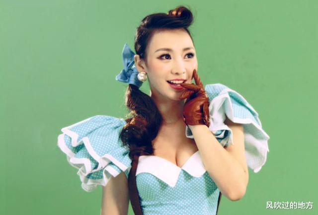 柳岩|柳岩8年前的写真作品曝光，穿尖领上衣搭配背带裤，状态不输超模