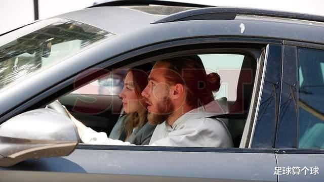 梅西|梅西请客！别人带着漂亮女友，特林康带着佩德里，驾驶五菱宏光？