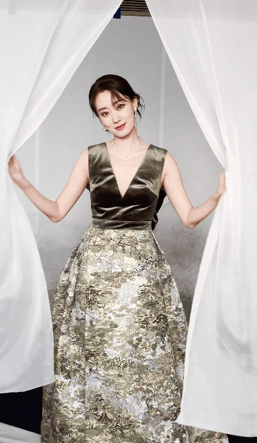 张小斐|张小斐写真大片曝光 一袭刺绣长裙优雅大气