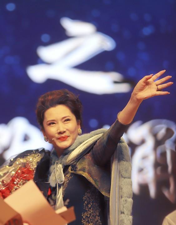 波波的时尚 何赛飞真是个“保养怪”，真看不出是快60岁的人，穿旗袍优雅大气