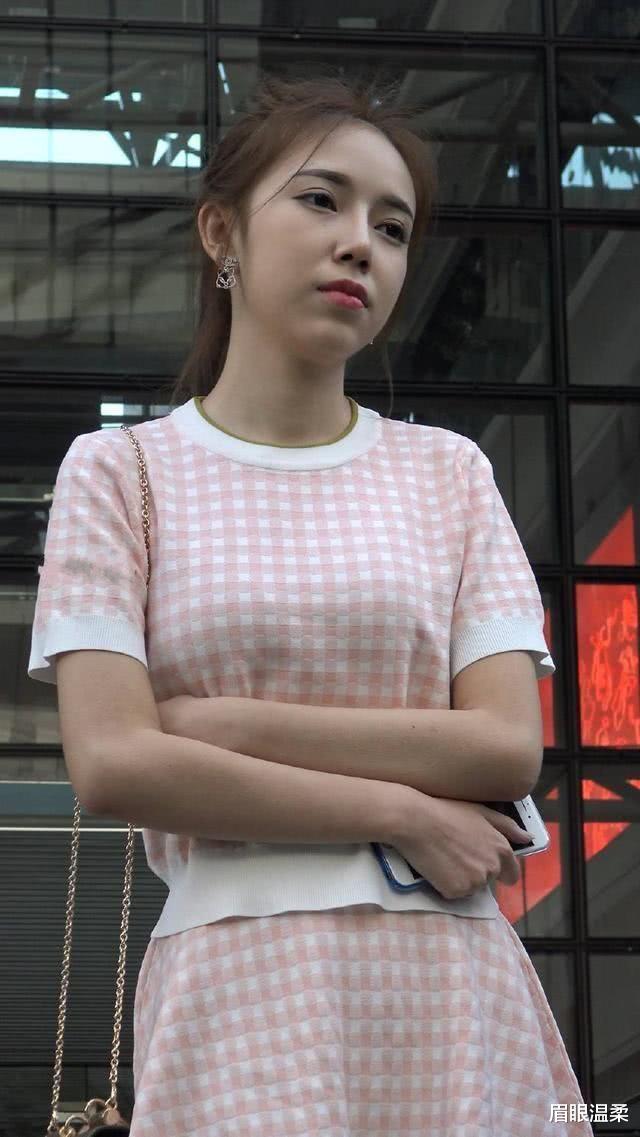 眉眼温柔 要想提升穿搭质感,与其从“时髦”着手,不如提升自身的气质感