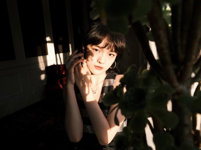旗袍公馆|文淇稍微打扮一下真挺惊艳的，穿深V上衣配短裙，气质不像是17岁