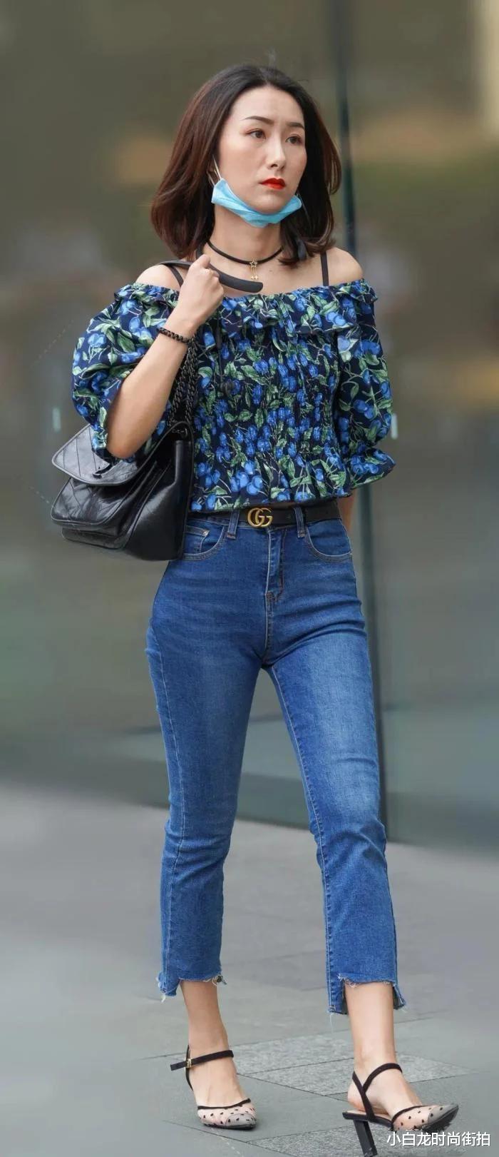 小白龙时尚街拍 碎花一字肩上衣,搭配深蓝色毛边九分裤,成熟稳重自带几分女人味