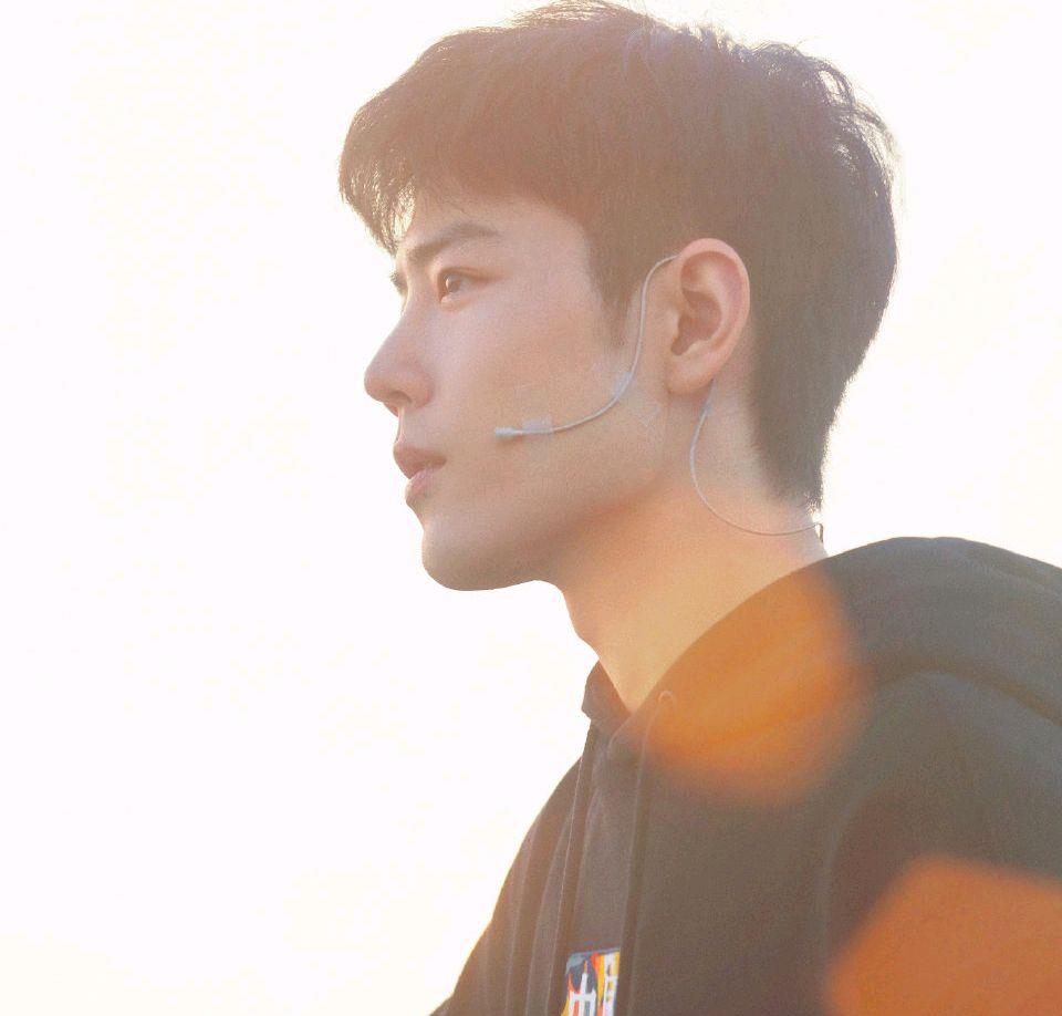 肖战|肖战一行三人出游，一路无人打扰！又在拍vlog？